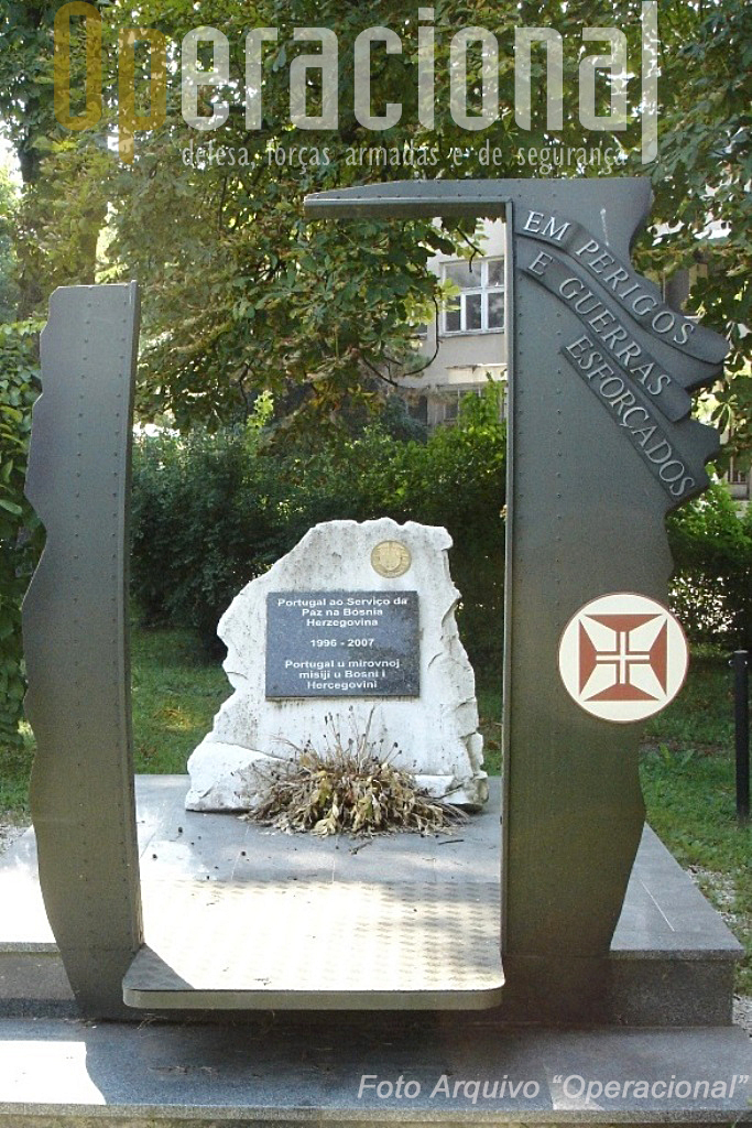 O monumento que foi modificado já na cidade de Doboj.