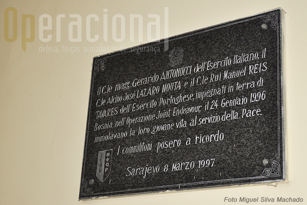 Em 1997 o Exército Italiano afixou esta placa que homenageia os portugueses e italianos aqui falecidos. A Escola trata de a manter em boas condições.
