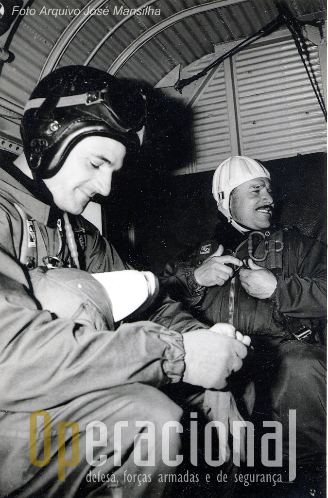 Dois "Falcões Negros",capitão José Mansilha e sargento Arlindo Mendes no interior de um JU-52, antes de mais um salto de abertura manual.