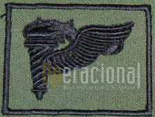 Versão em pano, bordada, do distintivo de qualificação do Curso de «PRECURSOR AEROTERRESTRE» para uso no uniforme camuflado. (Col. Sucena do Carmo)