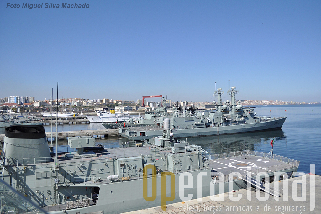 Da asa da ponte de bombordo, olhando para a Base Naval de Lisboa, é bem notório que estamos, em altura, acima de qualquer outro navio de guerra da Marinha Portuguesa.