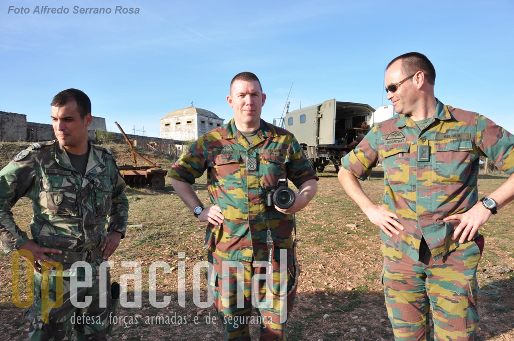 Nestas missões os Belgas incluem sempre os seus audiovisiais. Aqui o fotógrafo ao centro com o comandante batalhão (à direita). O exercicio será tema de reportagem nos sites e revistas oficiais do Exército e da Força Aérea belgas.