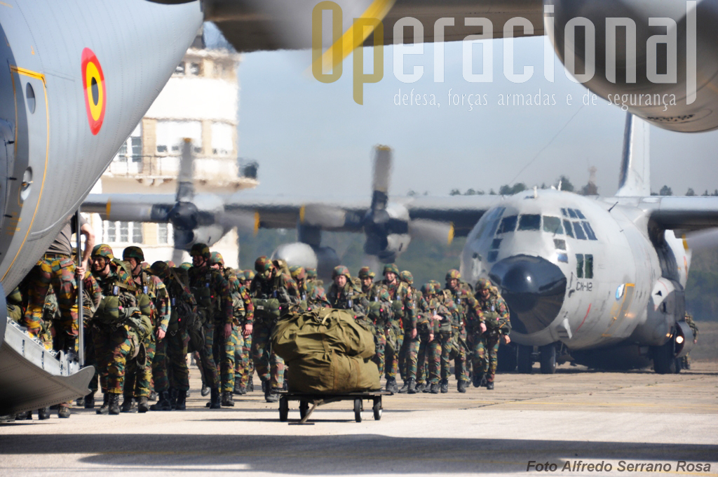 Embarque no Aeródromo Militar de Tancos - peça decisiva para as pretensões de concretizar em Portugal a instalação do Centro de Excelência Aeroterrestre da NATO. 