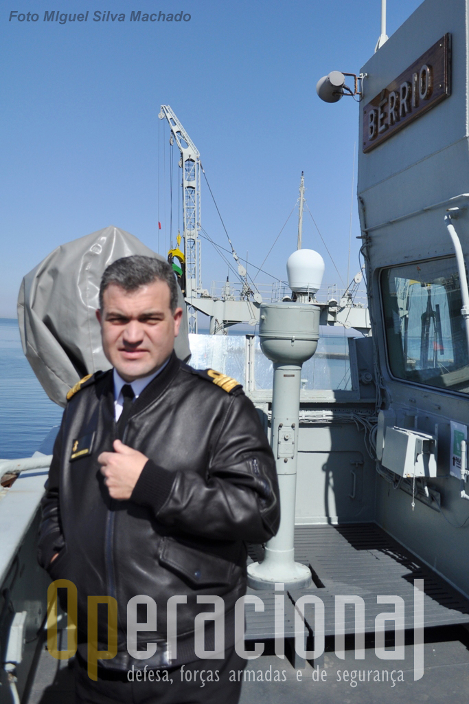 O capitão-de-fragata Dias Correia na "asa da ponte" do navio. Comanda o NRP "Bérrio" desde Novembro de 2010 e é o seu 9.º comandante na Marinha Portuguesa.