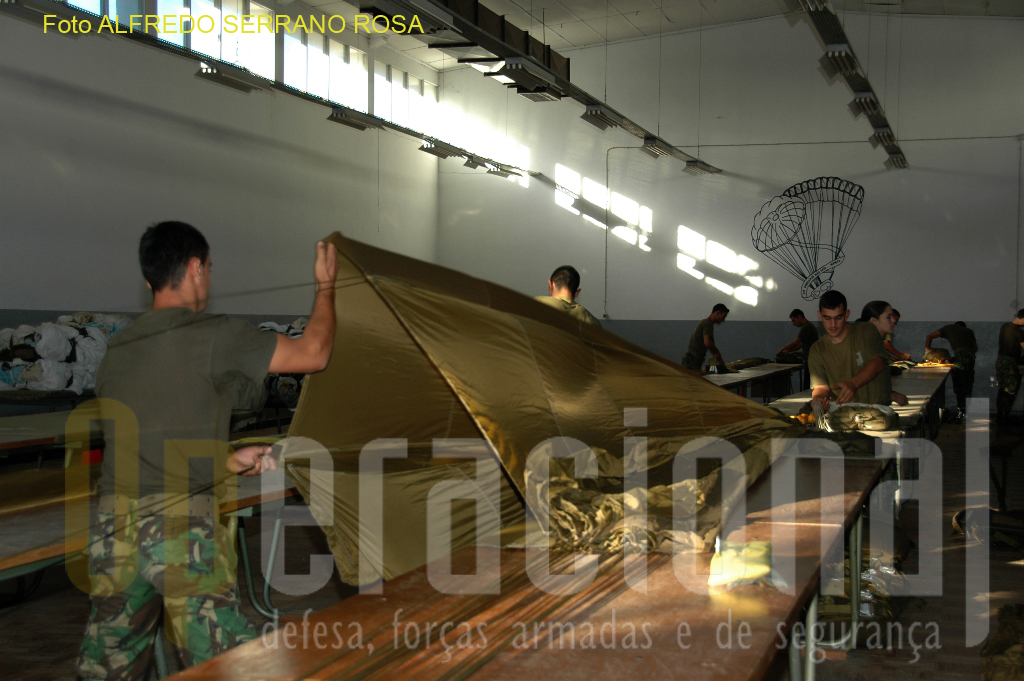 Habilitar os soldados paraquedistas a dominar as técnicas de dobragem de paraquedas de abertura automática e de abertura manual, é um dos objetivos do Curso de «DOBRADOR DE EQUIPAMENTO AÉREO».