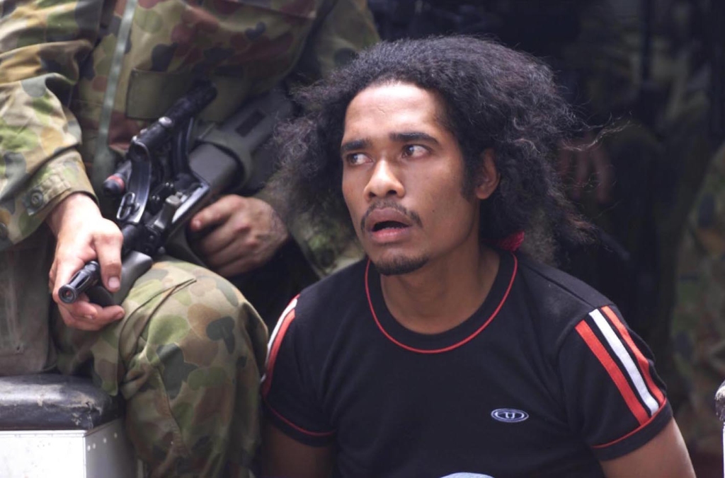 Suspeito de pertencer às milicias pró-indonésias detido. A INTERFET tinha um mandato que lhe permitia levar a cabo a sua missão sem ambiguidades. Foto Ministério da Defesa da Austrália.