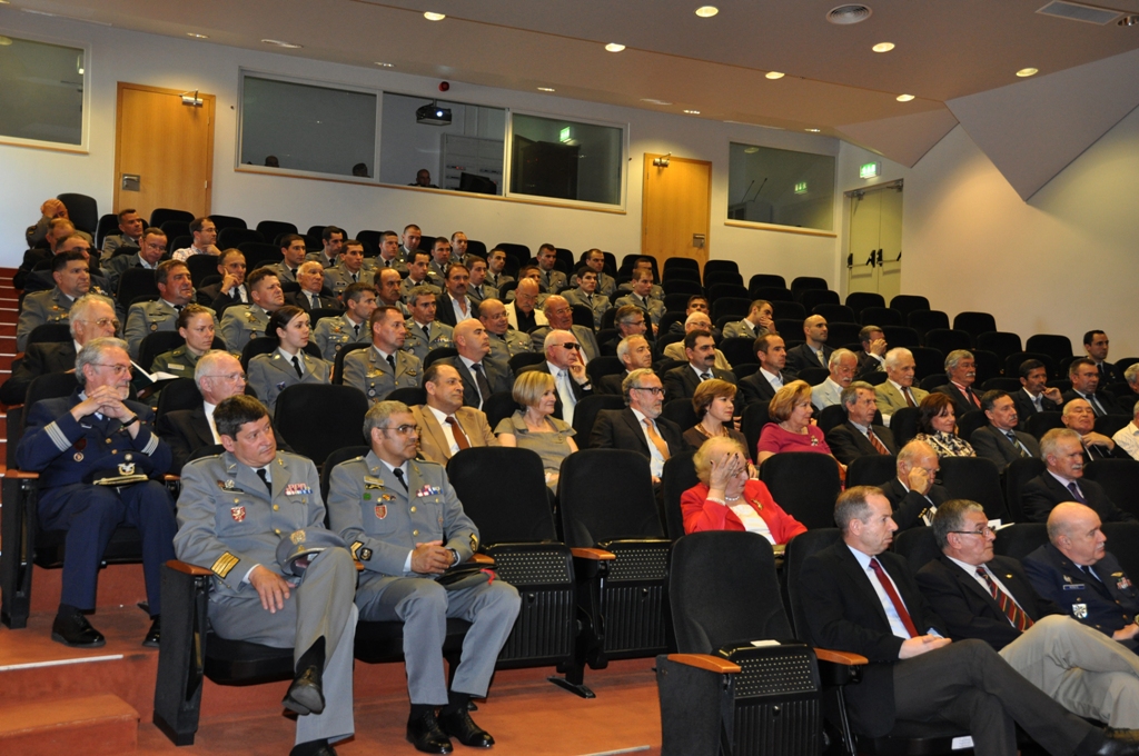 A sessão juntou na Academia Militar (Amadora), antigos camaradas de armas, militares no activo do Exército e Força Aérea, cadetes e familia do autor.