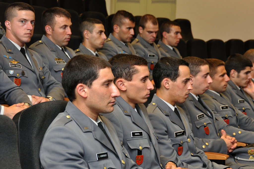 Alguns dos (poucos) cadetes da Academia Militar que estiveram presentes. Não faltará muito e parte deles estarão empenhados nas novas missões das Forças Armadas, quem sabe, a combater.