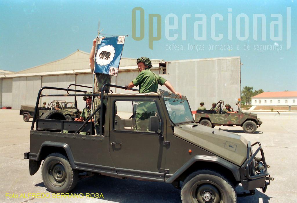 1991: viatura do GOAS preparando-se para um desfile-treino dedicado ao Dia da Força Aérea.