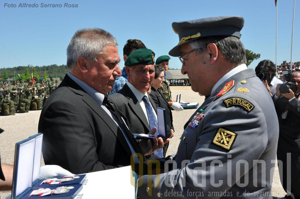 O general CME entrega as insignias das condecorações atribuídas a título póstumo, ao pai do Soldado Ricardo Valério, falecido em 2004.