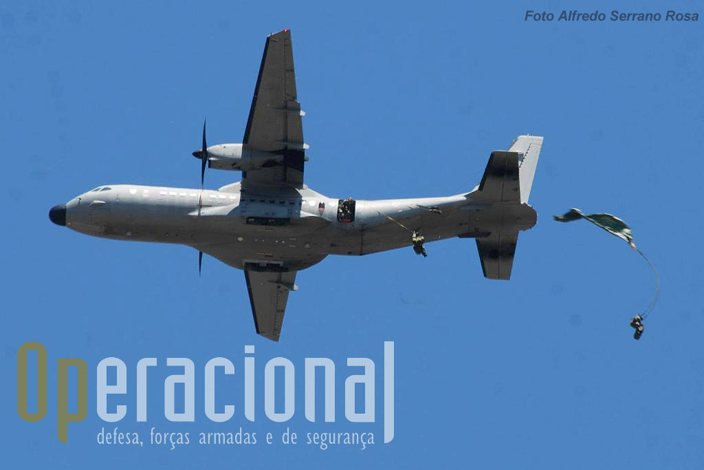 Salto de abertura automática para a pista do Aerodromo Militar de Tancos - "do outro lado da estrada" - a partir de um C295M da Esuadra 502 da Força Aérea Portuguesa.