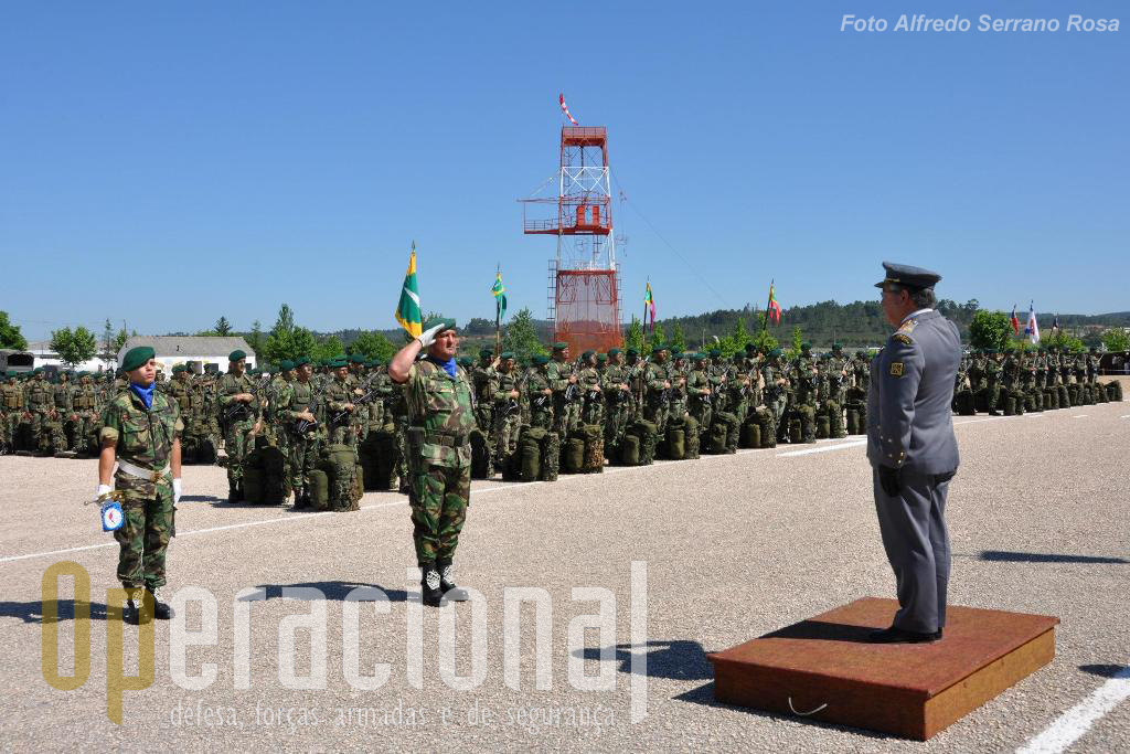 O 2.º Comandante da ETP, tenente-coronel Joaquim Batuca, faz a apresentação das Forças na parada "Alferes Pára-quedista Mota da Costa". 