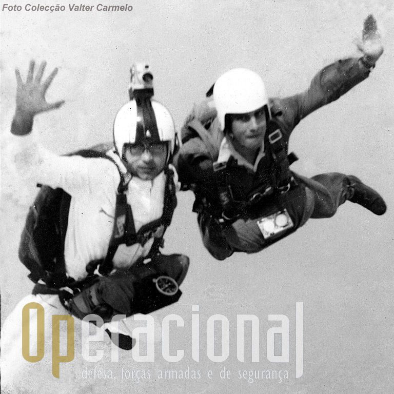 Salto sobre o Mussulo (Luanda/Angola) em 24SET1967: Valter Antunes Carmelo (com a máquina de filmar no capacete) e Vasco Rocha Vieira.