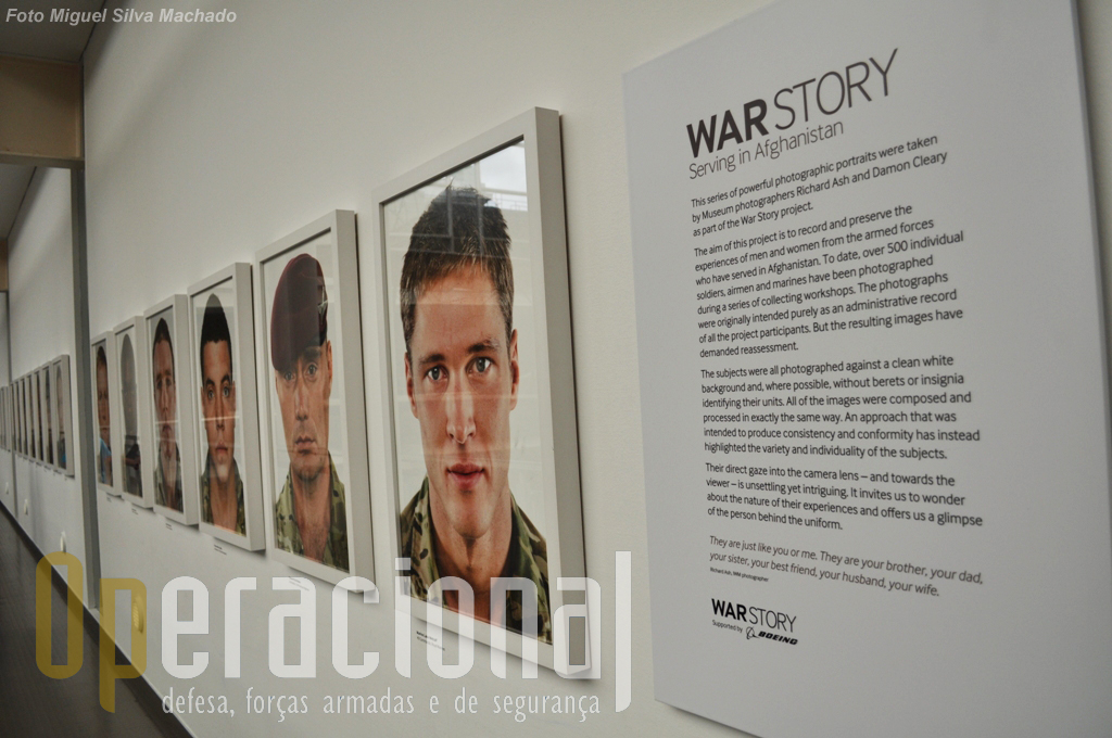 Dezenas de fotografias de militares que combateram no Afeganistão compõem outra parte da exposição "War Story" que está instalada no 2.º piso (de ambos os lados do hall central).