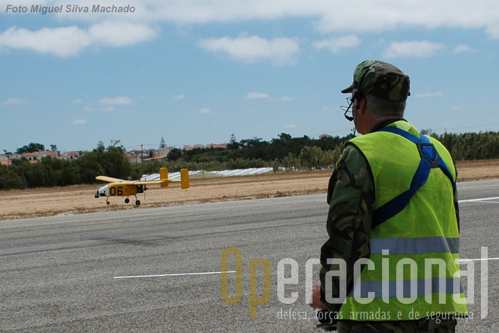 Na primeira tentativa a aeronave estava instavel e depois de se fazer à pista "borregou", mas nesta a aterragem foi perfeita.