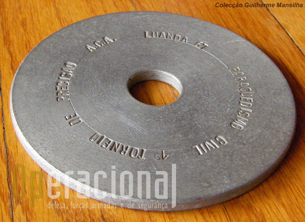 Recordação do 1.º Torneio de Pára-quedismo Civilm de Angola. Clara alusão ao circulo usado nos saltos de precisão.