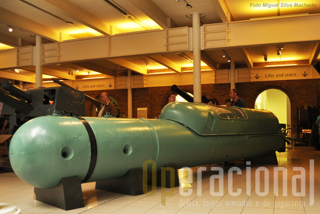 Um "Silura a Lenta Corsa" italiano, conhecido por Torpedo Humano, com dois lugares, motor eléctrico e carga explosiva de 250Kg (na frente). Este foi capturado em Génova em 1945.