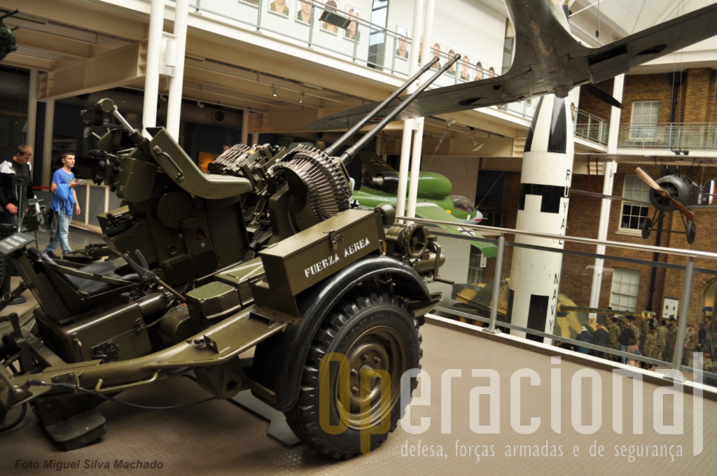 Bitubo anti-aéreo 20mm de fabrico alemão (Rheinmetall) capturado à Força Aérea Argentina nas Falklands em 1982 e aqui exposta desde 1983.