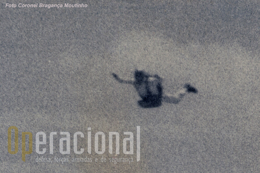 José Guilherme Mansilha fotografado por Bragança Moutinho, a primeira foto ar-ar de um pára-quedista em queda-livre em Portugal!