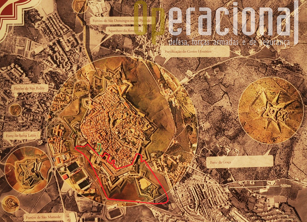 2.	As fortificações de Elvas devidamente identificadas e o Museu Militar de Elvas na área envolvida a traço vermelho. São 150.000 metros quadrados, e ¼ de toda a cintura de muralhas da cidade. 
