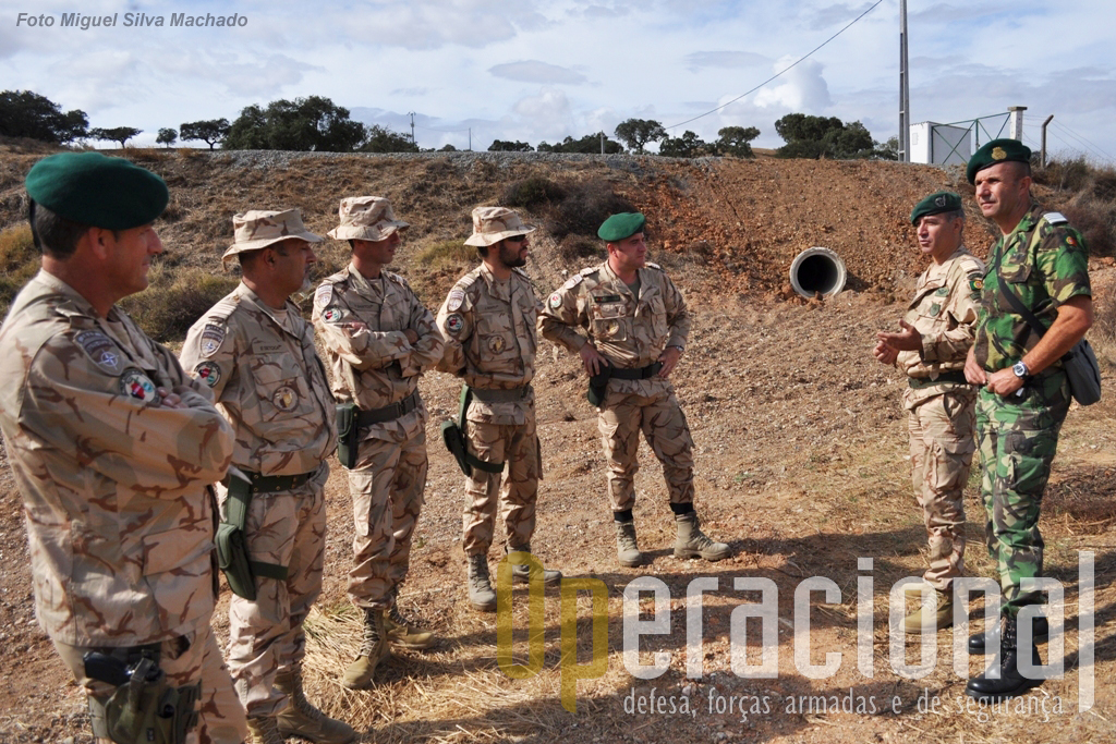 Militares do MAT. A próxima missão (a de Março de 2013) já está a ser preparada. O coronel Carlos Beleza (primeiro à direita) será o comandante desse MAT e veio trocar impressões com o coronel Manuel Esperança (segundo à direita), que comanda os assessores que agora partem.