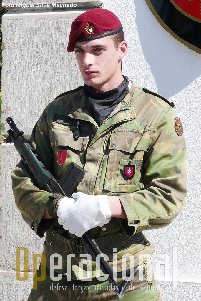 Militar Comando na "porta-de-armas" do Centro de Tropas Comando em Mafra em 2007.