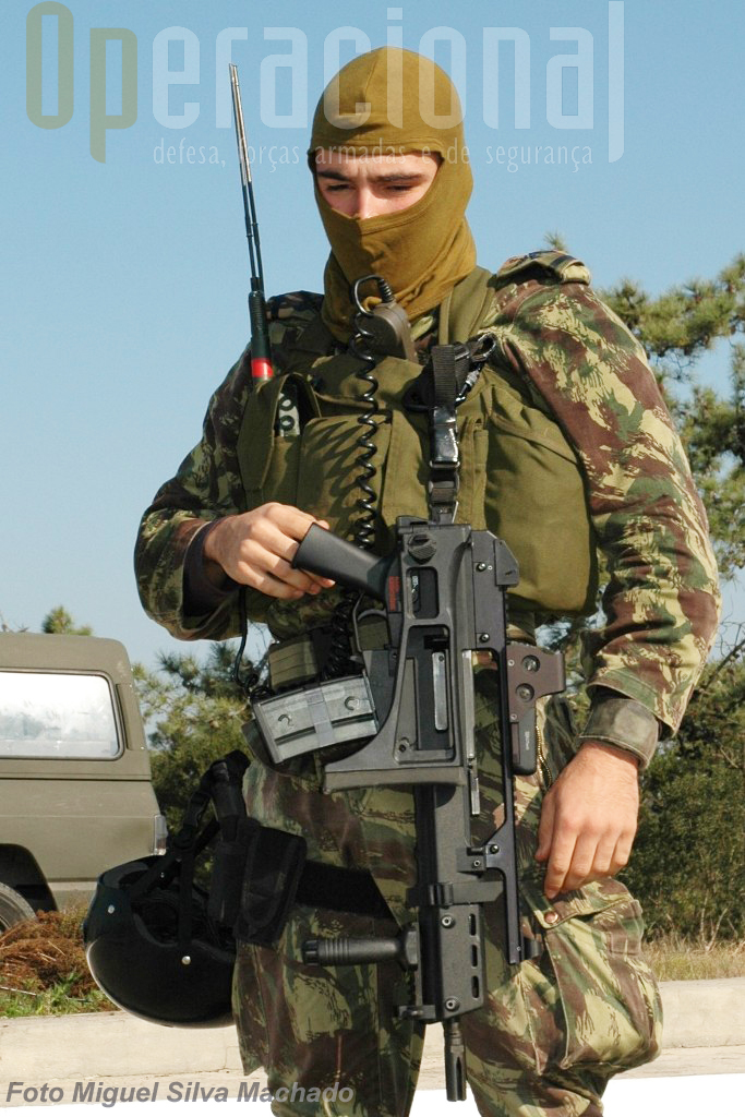Elemento do Destacamento de Ações Especiais do Corpo de Fuzileiros com a HK G-36 calibre 5.56mm.