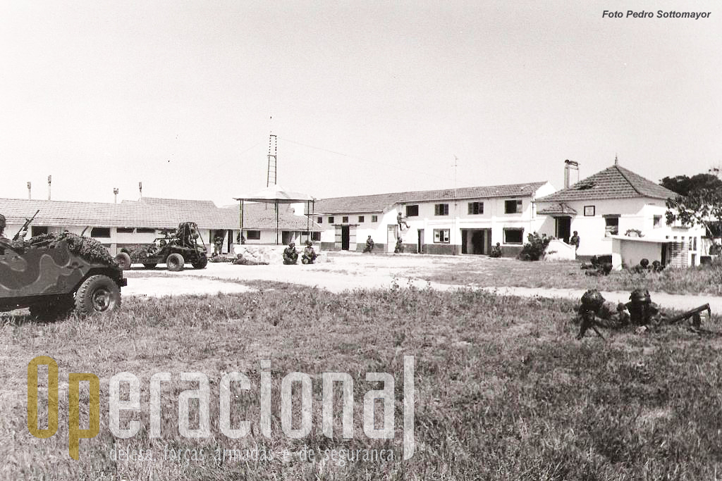 A zona de instrução para combate em áreas urbanizadas de S. Jacinto, muito completa e junto á pista de aviação do aeródromo era cenário frequente de exercicios e demostrações.