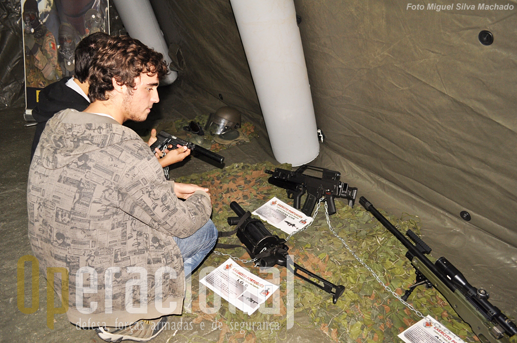 As armas ligeiras do Centro de Tropas de Operações Especiais eram uma tentação para os jovens, fãs quase certos dos "Call of Duty", "Medal of Honor" e outros video-jogos do género.
