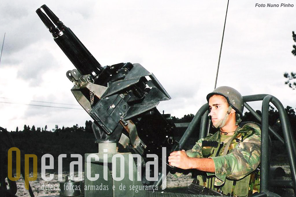 Após a compra dos LGA 40 Santa Barbara de origem espanhola pelo Exército, os LGA Mk.19 das FAV acabaram substituidos.