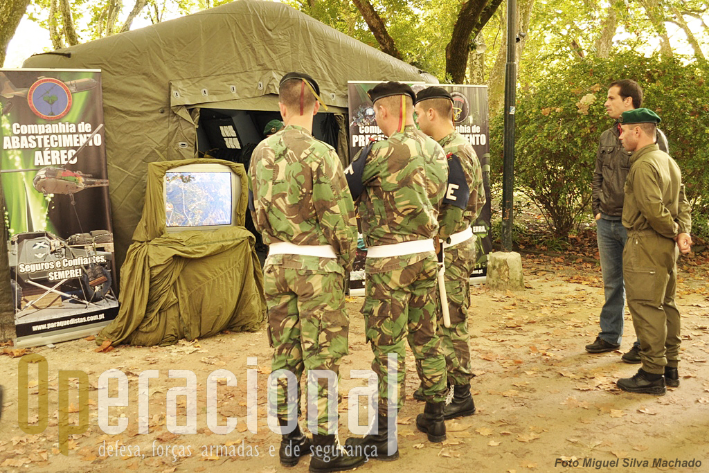 A tenda da componente aeroterrestre da Brigada de Reacção Rápida. No monitor "passava" um filme da autoria do nosso colaborador Alfredo Serrano Rosa, dedicado aos "falcões Negros", a equipa de pára-quedismo do Exército.