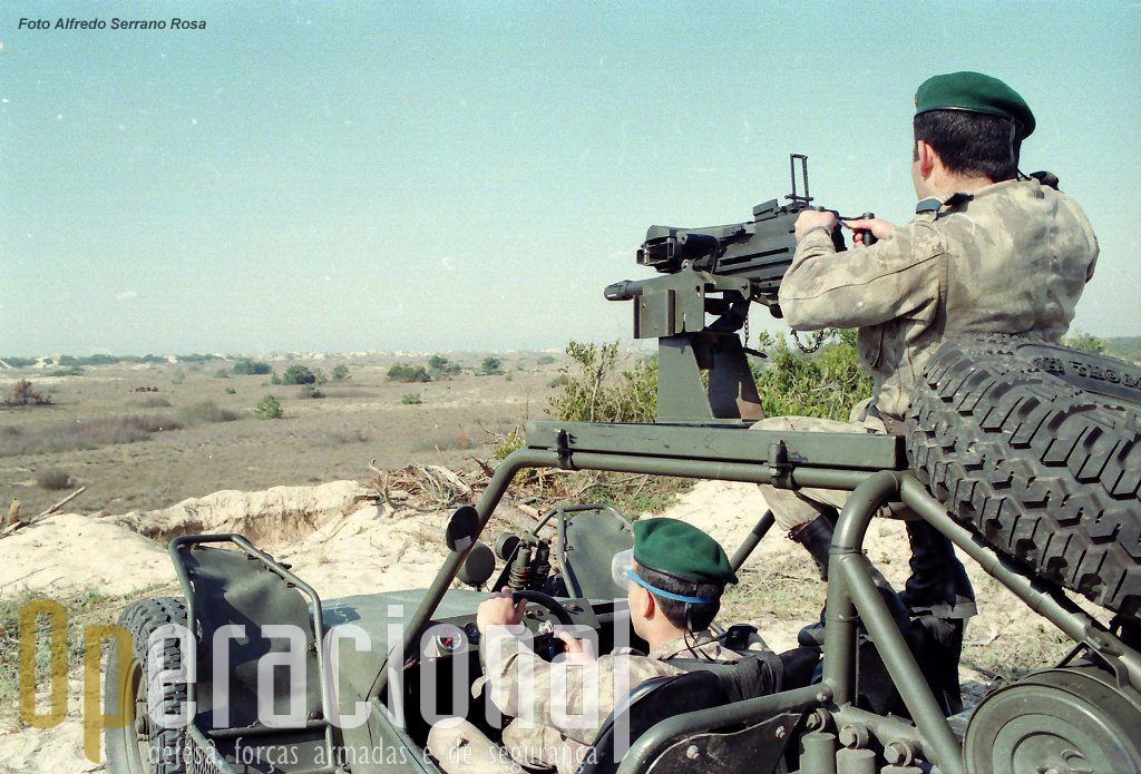 Os LGA Mk19 mod.3 de 40mm chegaram aos pára-quedistas em 1990. Tinham um peso de 33 Kg e um alcance de 2.212m. Não havia à data armas deste tipo em Portugal.