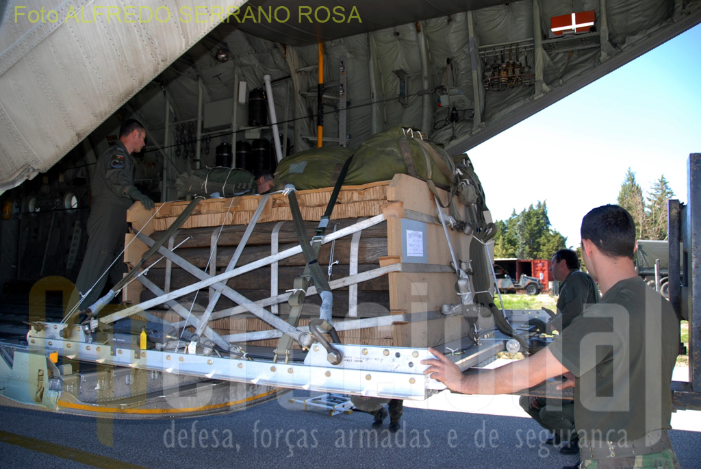 Depois de preparada e inspecionada, a carga é colocada dentro da aeronave para posterior lançamento.