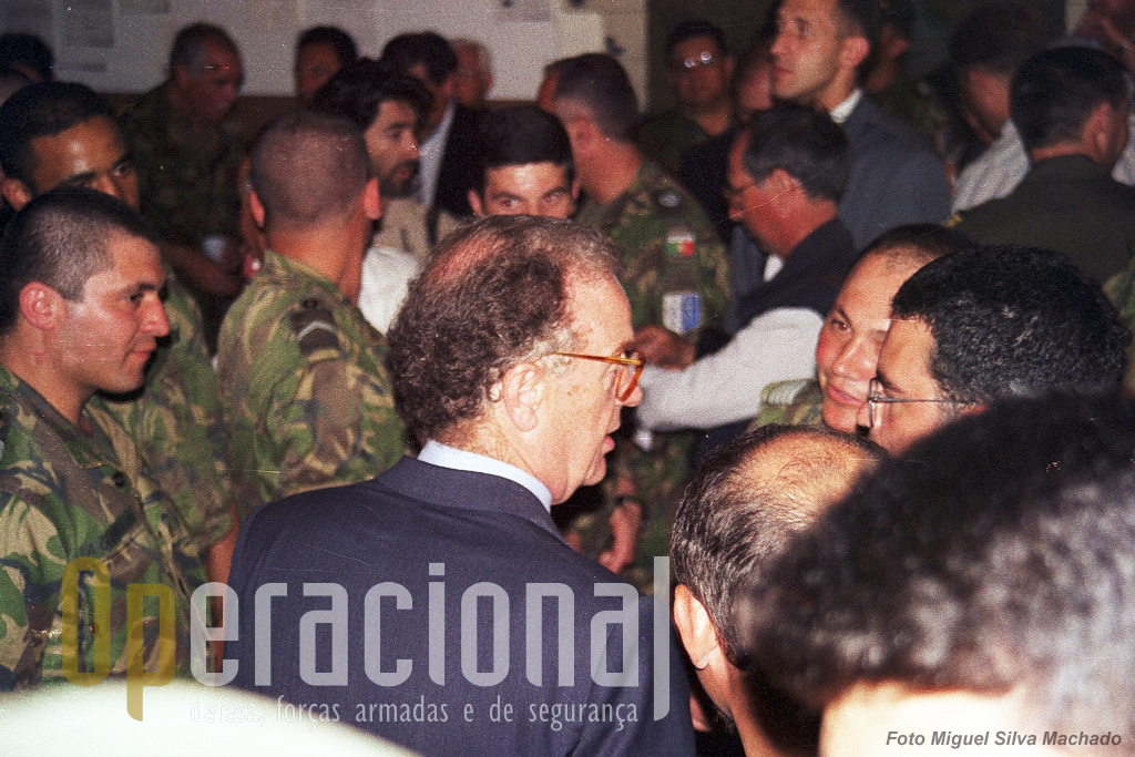 O Presidente da Republica trovca impressões com militares portugueses, dos mais variados postos, em 1996 na Bósnia.