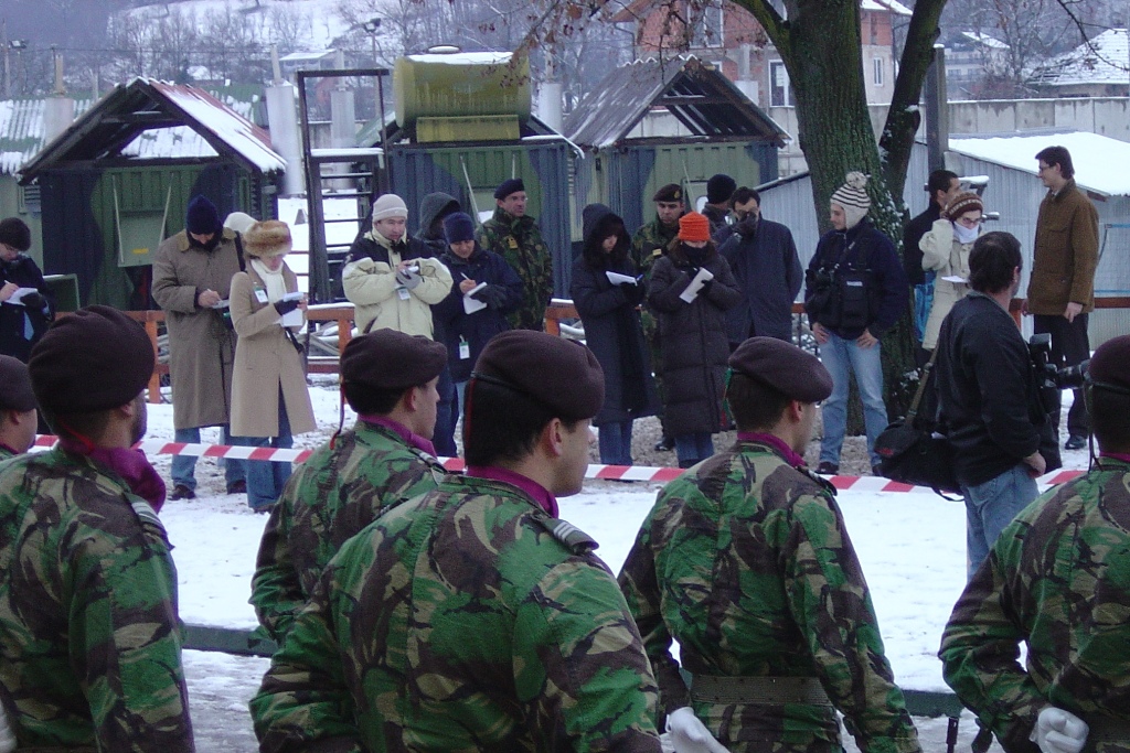 Jornalistas cobrem uma cerimónia militar em Doboj, na Bósnia, em Dezembro de 2004. 