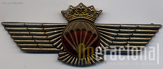 O "brevet"  de pára-quedista militar espanhol (governo de Franco, hoje ostenta a coroa Real).