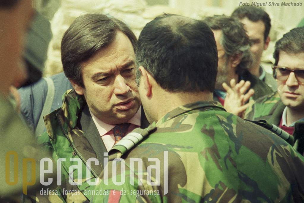 O Primeiro-Ministro visita as forças portuguesas na Bósnia em 1996.