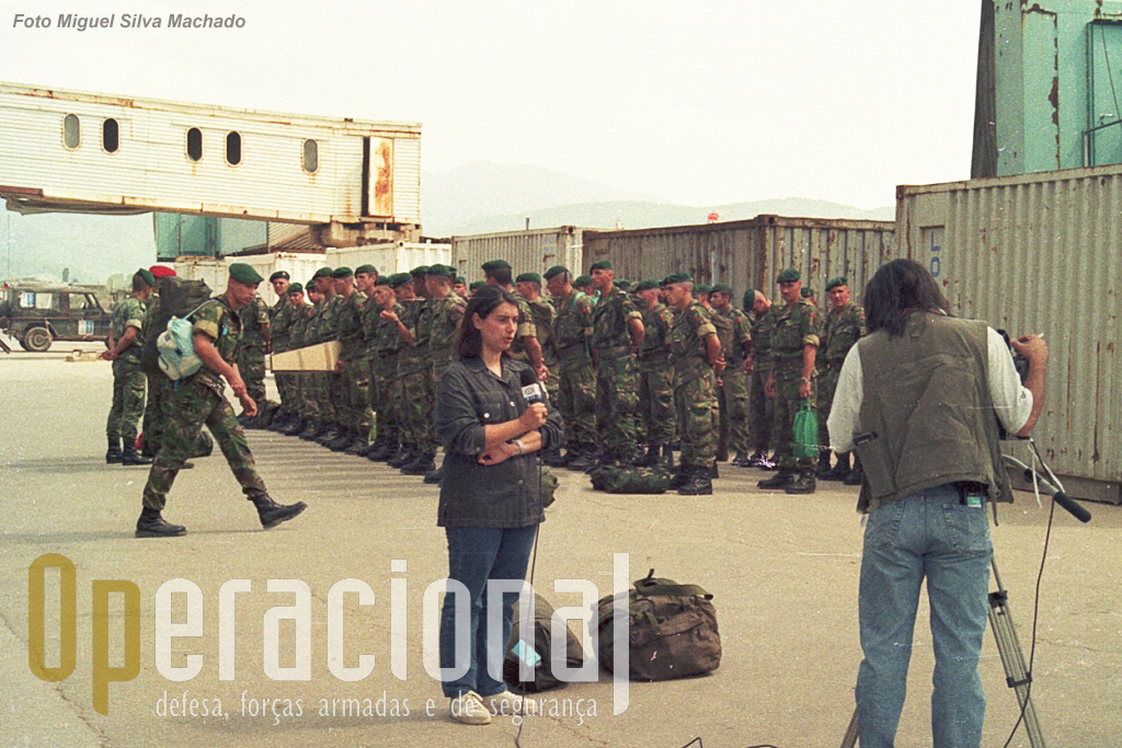 Já vão longe os tempos em que as empresas de comunicação social portuguesas enviavam com regularidade jornalistas para acompanhar as tropas no exterior (na foto, equipa da RTP no aeroporto de Sarajevo em 1996).