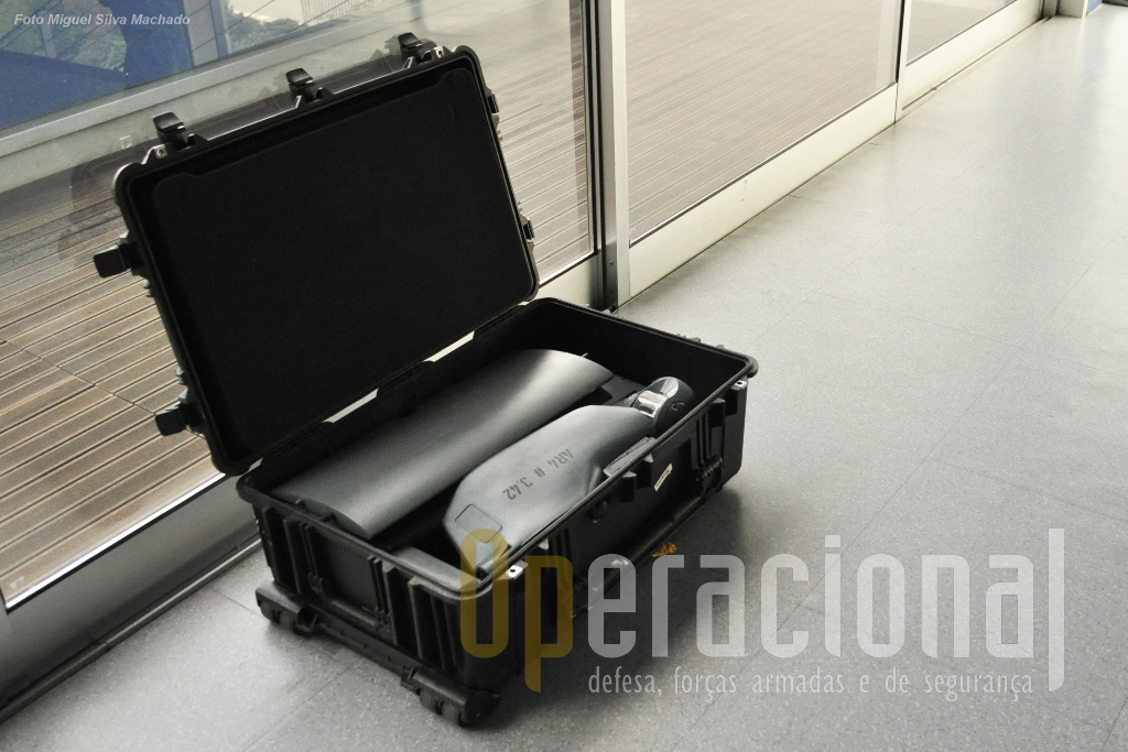 O AR4 num contentor para transporte administrativo. O transporte táctico faz-se numa mochila (100l).