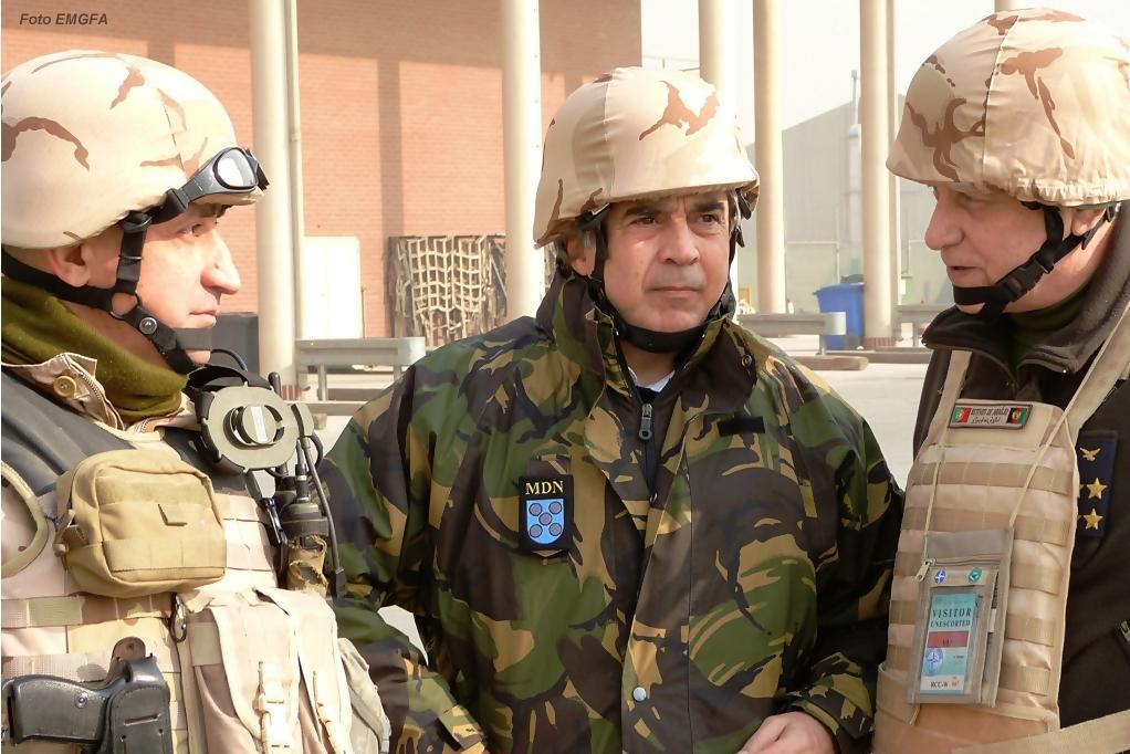 O ministro da Defesa Nacional, com o CEMGFA e o então comandante do Contingente Nacional no Afeganistão, em Cabul a 25 de Dezembro de 2011.