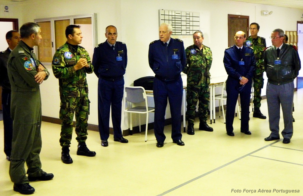 O CEMGFA, CEMFA e o Comandante Operacional Conjunto, de visita ao Destacamento da Força Aérea na Islândia em 2012.