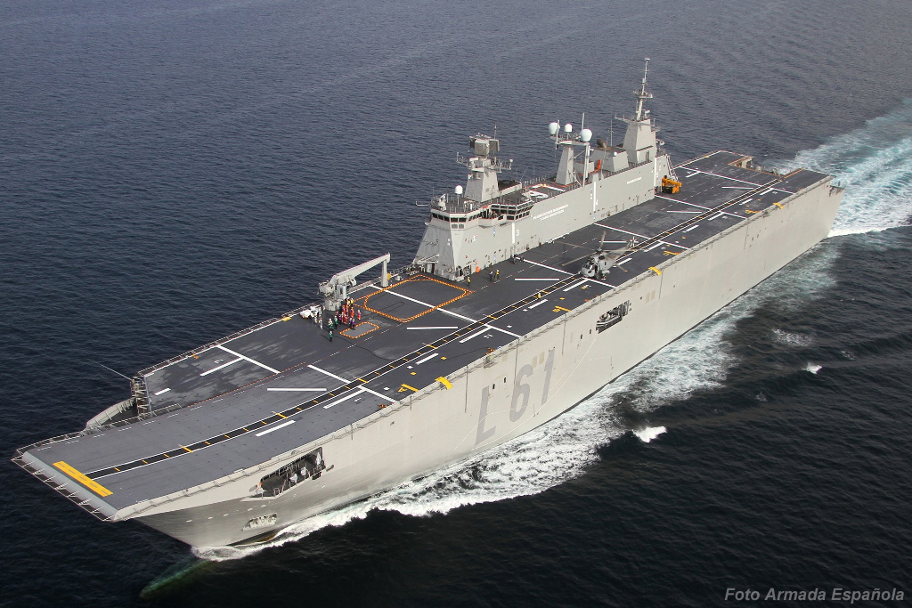 O Juan Carlos I é o maior navio já operado pela Armada Española. O ski jump na proa facilita a operações com aeronaves AV-8B Harrier 