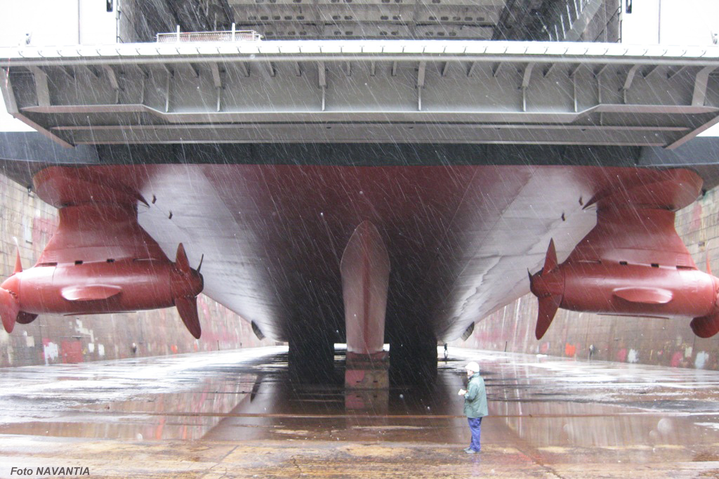 A parte externa do interessante sistema de propulsão é mostrada nesta imagem, com os “pods” girados para a posição perpendicular ao eixo do navio.