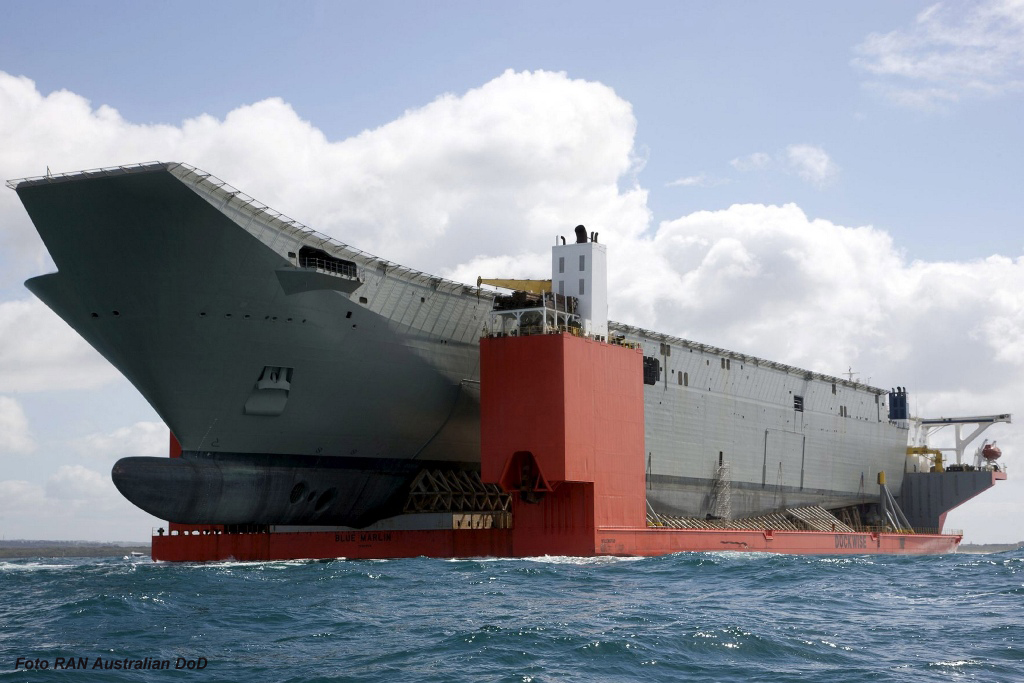 A bordo do Blue Marlin, o casco do HMAS Canberra chega à Austrália. Observem-se os dois “thrusters” na proa.