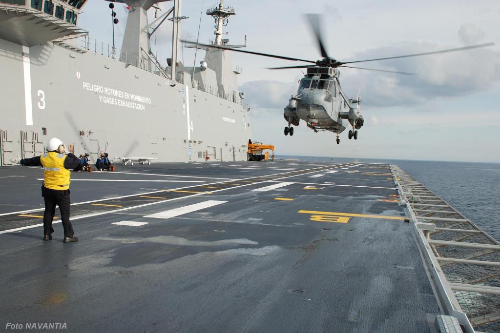 Helicóptero SH-3D da Marinha espanhola preparando-se para pousar no convoo.