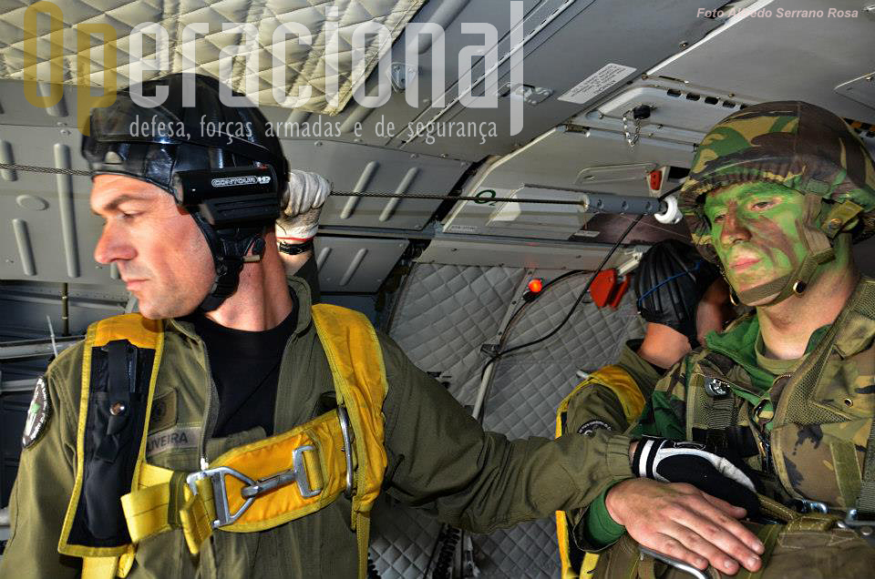 Terminada uma passagem e como a ZL é pequena a aeronave tem que fazer várias passagens para lançar todos os pára-quedistas, o largador aguarda o momento de colocar o militar na rampa. A mão direita do pára-quedistas está sobre o punho do reserva  para evitar aberturas inopinadas.