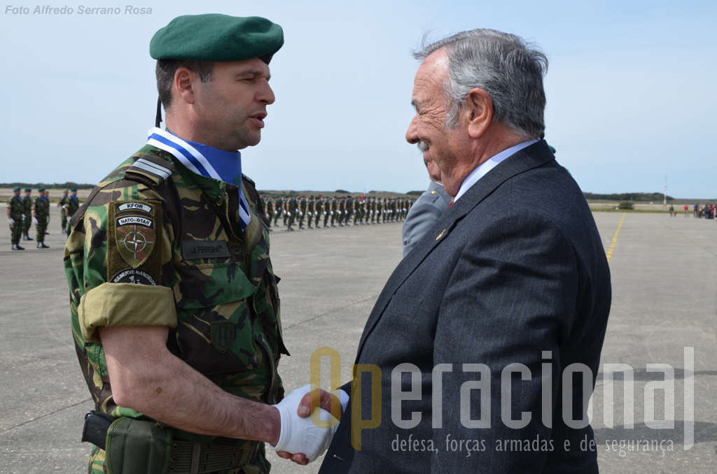 No decurso do Dia da Unidade o antigo Chefe do Estado-Maior do Exército, general Martins Barreto, impôs as insignias da "D. Afonso Henriques" ao Major Pára-quedista Ferreira.  