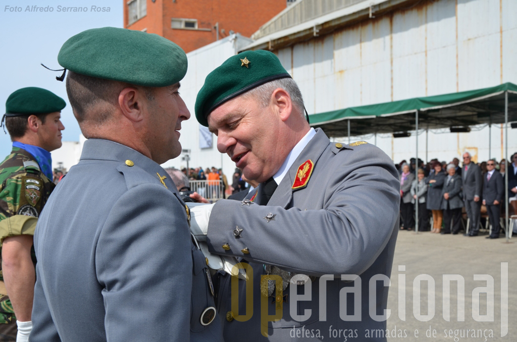 O Tenente-General Carlos Jerónimo impõe uma condecoração ao Sargento-Ajudante Pára-quedista Luís Neves.