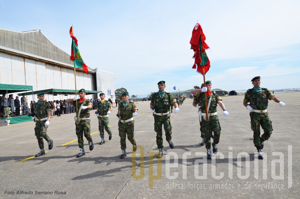 O desfile que encerrou a cerimónia militar foi emcabeçado pelos Estandartes Nacionais e respectivas escoltas, do Regimento de Infantaria N.º 10 e do 2.º Batalhão de Infantaria Pára-quedista.