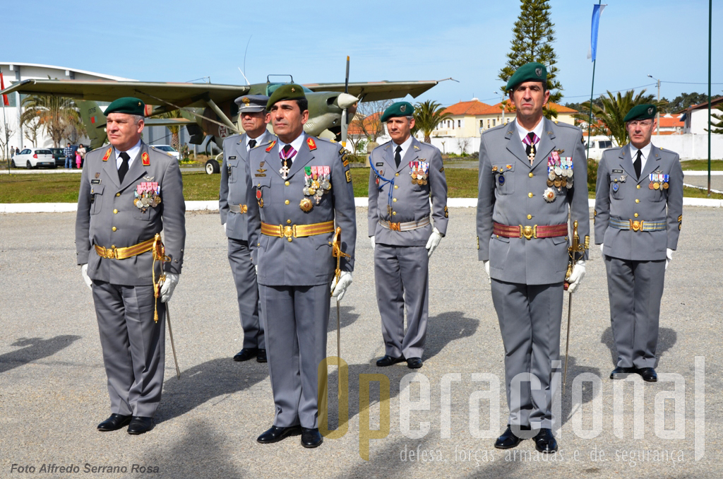 Os comandantes das Forças Terrestres, da Brigada de Reacção Rápida e do Regimento de Infantaria n.º 10 (na frente, da esquerda) e os respectivos Adjuntos do Comando (segundo plano), no momento em que o Chefe do Estado-Maior do Exército entrava na unidade. 